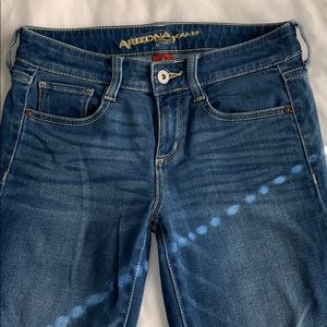 Skinny jeans w/ rips on the knees 👖